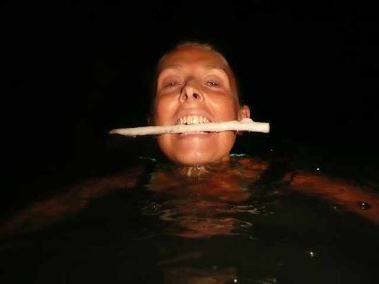 KJ hatte das Prinzip mit der Kerze beim Schwimmen zwar theoretisch verstanden, konnte es aber leider nicht praktisch umsetzen. Macht nix, das Blitzlicht spendet auch Licht!
