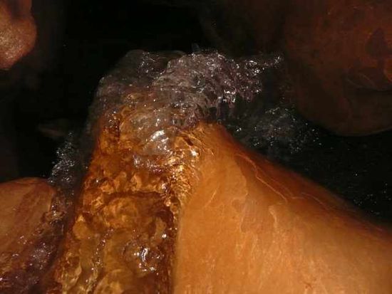 Kaltes, klares Wasser, und glaubt es oder nicht: durch das dunkle Loch im Hintergrund musste man sich durch fallen lassen, das kostet schon Überwindung