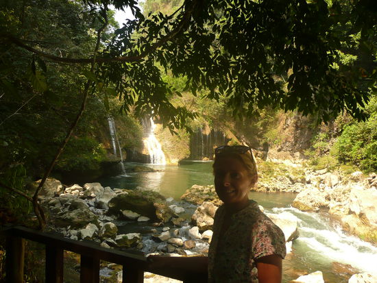 Hier kommt das Wasser aus den Kalkterassen herunter.