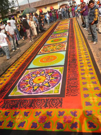 Der schönste und längste Blütenteppich vor der Kirche, dem Start- und Zielort des Festumzugs
