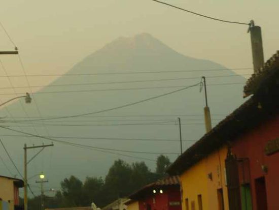 Vulkan im Morgennebel
