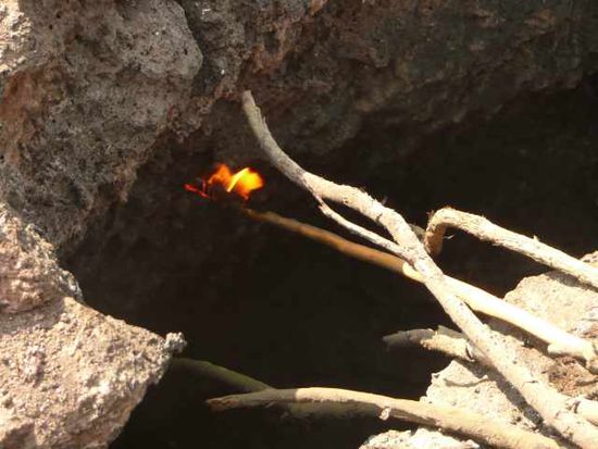 In einem Schacht ist es so heiß, dass sich das Holz selbst entzündet!