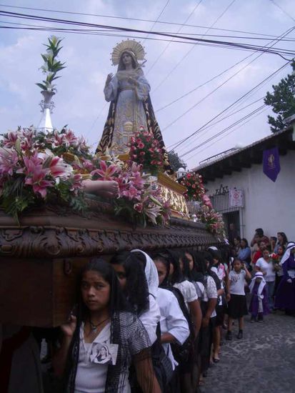 Manche Frauen, vorwiegend mit schwarzem Schleier bekleidet, hatten sogar noch ein Kind auf dem Arm.