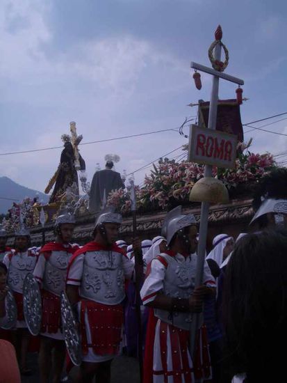 Die Männer hatten ihr eigenes Kreuz zu tragen, begleitet von römischen Soldaten.