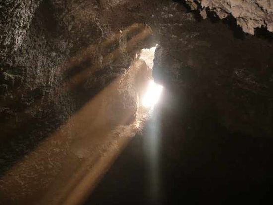 Unterirdische Sauna aus Vulkangestein.