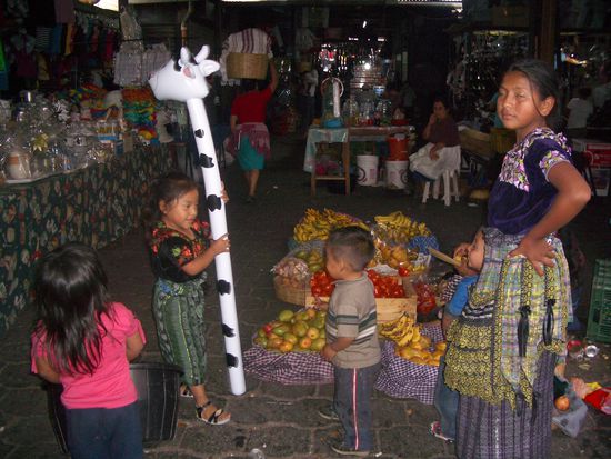 auf dem Markt waren wir eigentlich zum einkaufen fürs Abendessen. Mit dem verschenken der Kuh haben wir Krieg unter den Kids ausgelöst...