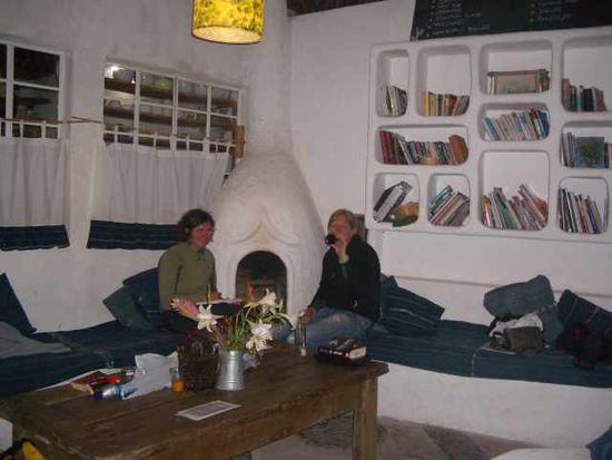 Manu muss Reisebericht schreiben und Sylvie trinkt Bier! Hier gesellte sich auch der Skorpion auf Manus Schoß.