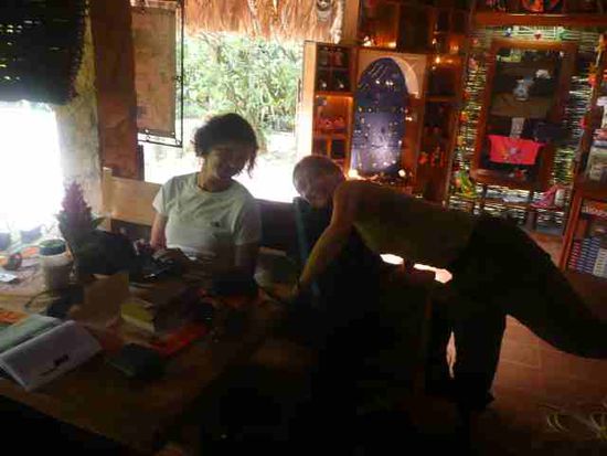 Kerry und Manu schreiben wild am Reisebericht im Maya Bell