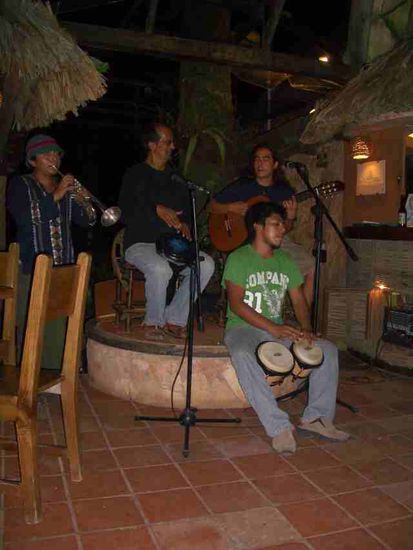 Die Jungs spielten Gassenhauer wie "Chan Chan", Buena Vista: "De Alto Cedro voy para Macané, Luego a Cueto voy para Mayarí".