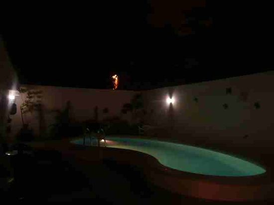 hier am Pool des Moloch haben wir 3 den letzten Abend mit einigen Bier und 2 Kanadiern ausklingen lassen