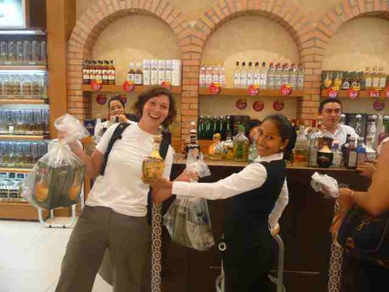 Unsere Tequila-Ausbeute sorgte für Belustigung im Duty Free Shop