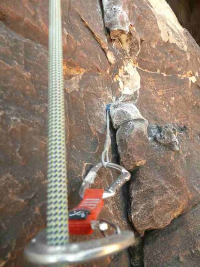 Keil in einer Schuppe gelegt -Sicherung komplett. Dank an Uwe B. aus B. an der Spree für den Tradclimbkurs in Schlaifhausen!