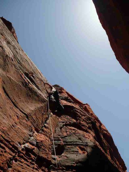 Großartige Sportrouten,äußerst vielseitig: Platten, Risse, Kanten, Verschneidungen, Überhänge.. und alles top abgesichert.