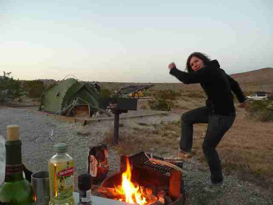 Alle Campingplätze in den USA, auch die kostenlosen, haben Feuerstellen. Also warm, gemütlich, Grillfleisch. Grund zum Feiern!