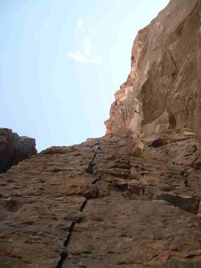Crackclimbing im "try and error"-Style. Sylvie ist mindestens 10 Mal an der gleichen Stelle im Vorstieg aus dem Riss gefallen - aber dazu hat man ja ein Seil