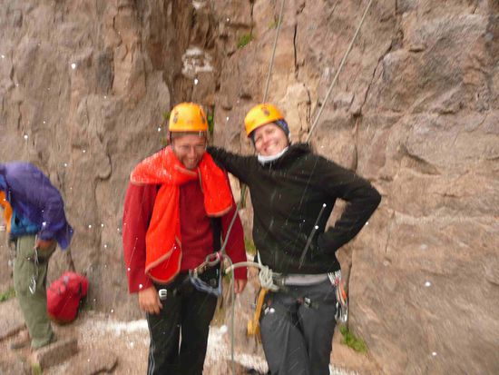 Schnee mitten im Mai! Da durfte Matt sich von uns Klammotten leihen und die rote Decke. Er sagte "at least it's not pink".