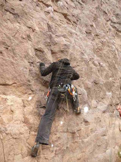 Kids, don't try this at home! Irgend jemand musste die Sicherungen ja wieder aus der Wand holen...Manu's erster Kletterversuch mit Handschuhen.