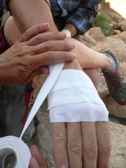 Tapegloves - also Handschuhe aus Klebeband - Marke Eigenbau. Unser Guide ist ohne geklettert, tat uns schon vom zuschauen weh!