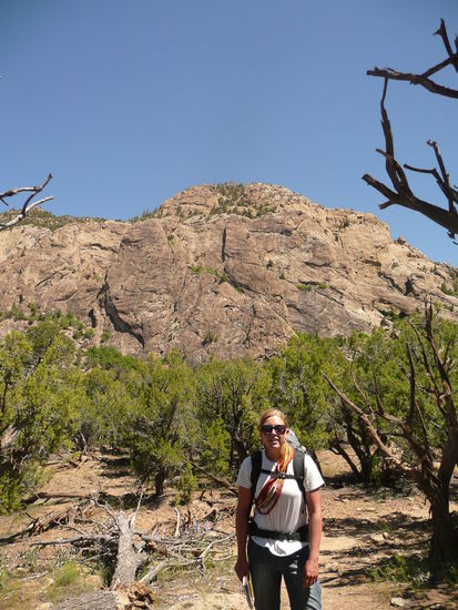 Zustieg zum Midden-Slap, die Route führt entlang des eiförmigen Gebildes mittig-links