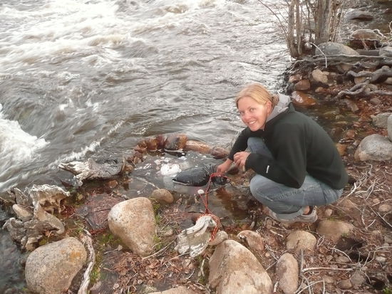 Sylvie hatte mühsam einen Kühlschrank im Fluss fürs Bivo gebaut, schwups war er geflutet