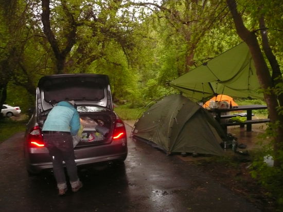 leider fings dann an zu regnen... das alte Zelt haben wir dann zum koch und Küchenzelt gemacht, neues Zelt (orange und ein TRAUM!) im Hintergrund