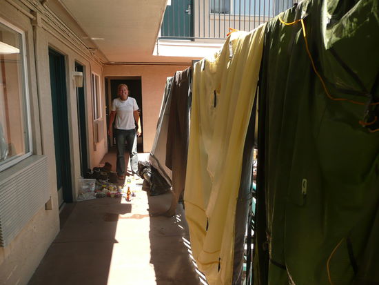 in Salt Lake haben wir im Howard Johnson Express Inn erstmal ALLES ausgebreitet *grins* natürlich VOR der Tür