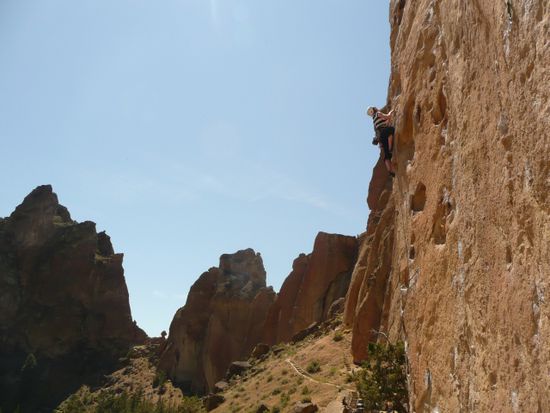 Sabine in einer der typischen Smith Rock Routen, löchrig wie ein schweizer Käse.