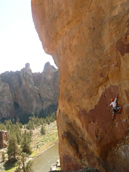 Manu hat nach einigem Suchen endlich eine schattige Wand gefunden. Und was für ein Panorama!