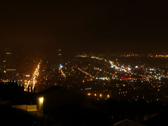 SF bei Nacht, vom höchsten Punkt über der Stadt (Twin Peaks) aus.