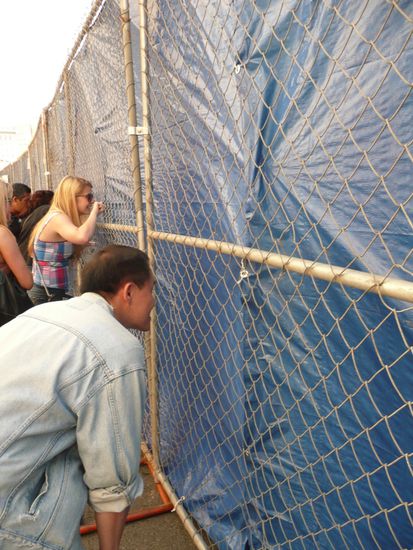 Der Eintritt schreckte die meisten Besucher davon ab, die Fetischmeile zu betreten. Aber neugiwerig waren dann doch alle! Wir sind natürlich artig mit entsetztem Kopfschütteln weiter gegangen.