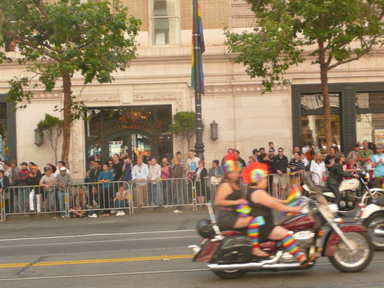 Traditionell wird die Parade, dieses Jahr mit dem Motto "in Pride we trust", von den "Dykes on Bikes" eingeläutet....
