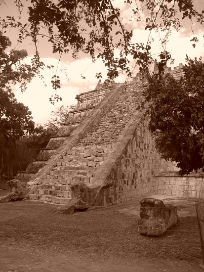 Diese Pyramide rekonstruiert man grade aus...