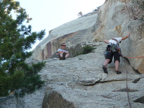 Währens Sylv noch mit den Sicherungen rummacht, ist Brian schon den Geheimweg hinten hochgekettert.