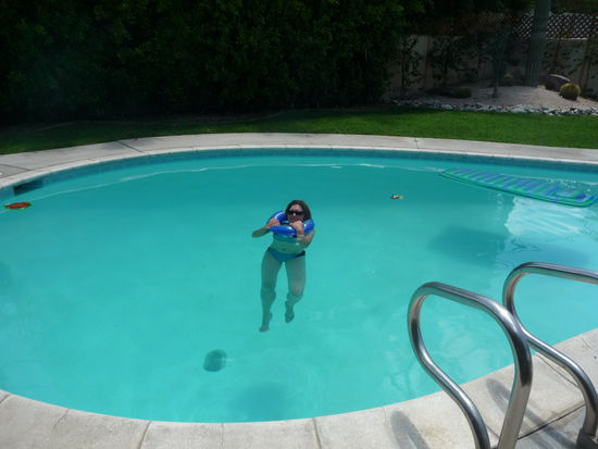 Manu hat Brians Sohn den Schwimmreifen geklaut