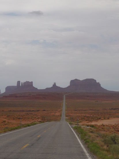 Steinerne Denkmäler mitten im Nichts.