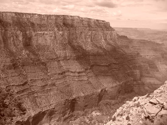 Die Gesteinsschichten im Tal sind Millionen Jahre alt!