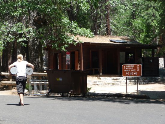 Die Ranger Station und Sylv mit den Bärenboxen... darin muss das ganze Essen sowie alles was riecht (Zahnpasta) nachts gelagert werden, sonst kommt Meister Petz und futtert alles...