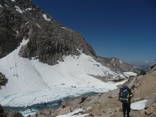 der Abstieg war nicht ganz so schneereich, bot aber tolle Ausblicke auf gefrorene Bergseen