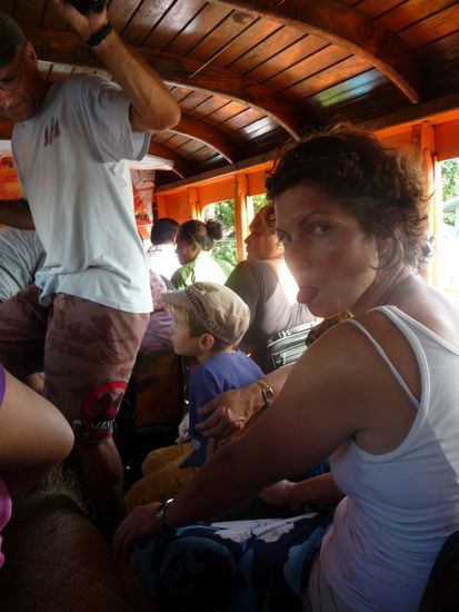 Fuehlt sich heimelig an in einem Chickenbus, Erinnerungen an Zentralamerika werden wach.