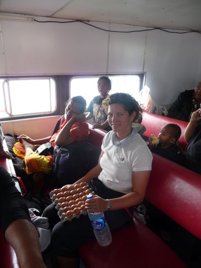 Schauekelnde Faehre und dann noch eine Palette Eier balancieren