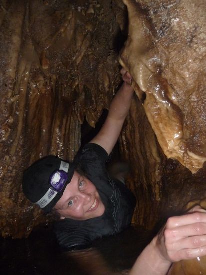 Durch diesen kleinen Spalt musste man sich quetschen oder gleich tauchen..irgendwie gruselig  aber Nico scheint es ncht zu beunruhigen.