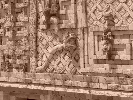 Westseite mit Ornamenten,z.B. des mesoamerikanischen Gottes Quetzlalcoatl (Vogel-Schlangen-Mann), die Schlange hat einen Menschnkopf im Maul - wie gesagt grausam