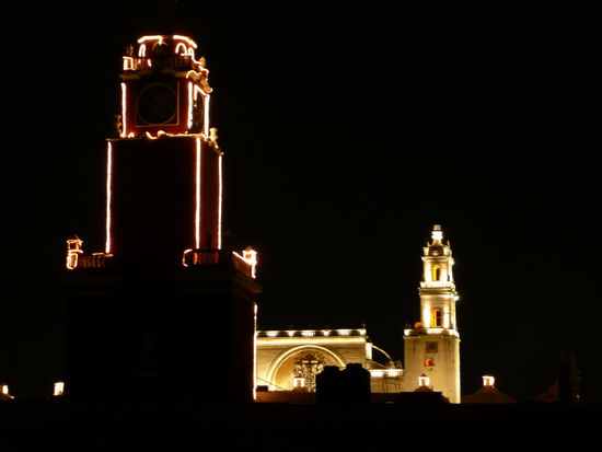 Placa de la Indepencia mit Kathedrale und Palacio Municipal