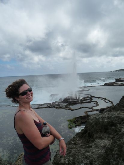 Blowholes. Das sind Loecher im Fels, durch die meterhohe Fontaenen schiessen wenn die Welle einlaeuft.