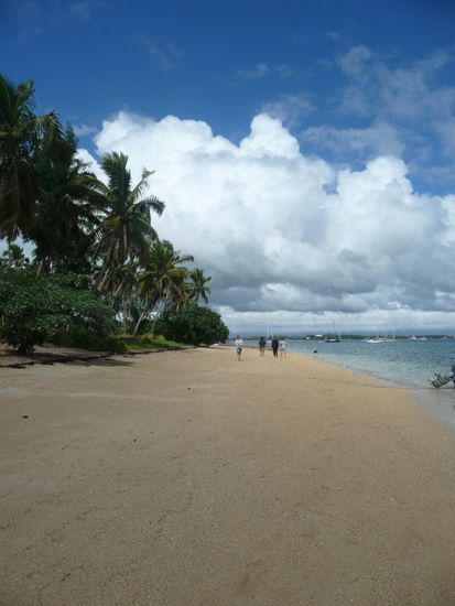 In 5 Minuten ist man um die ganze Insel rum. Dafuer hat die Unterwasserwelt viele bunte Fische, Korallen und Seesterne zu bieten.