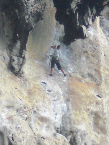 Huch, da hören in der 3. Länge aufeinmal die Griffe auf - aber sehr Ihr den Stalaktiten hinter Sylvie?`Auf dem gehts weiter!