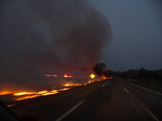 Buschfeuer, ein kleiner Vorgeschmack auf's Outback. Dieses war wohl beabsichtigt & kontrolliert. Wartet mal ab...