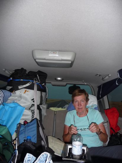 Sylvies Mutti zwischen unseren Sachen eingemauert. Da werden bei Sabine Erinnerungen wach  Zitat: "Das geht alles von meinen Quadratzentimetern ab!"