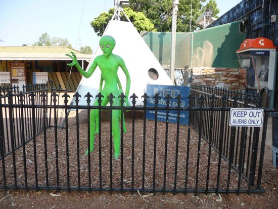 Die Aboroginies glauben, dass die Granitkugeln die Eier der Regenbogenschlange sind. In dem ÖrtchenWycliffe Well glauben die Leute, dass Außerirdische die Felskugen in die Wüste geschafft haben, da hier angeblich UFOs gesichtet wurden.
Wir konnten sogar einen Alien ablichten. 1:0 für die Ufologen