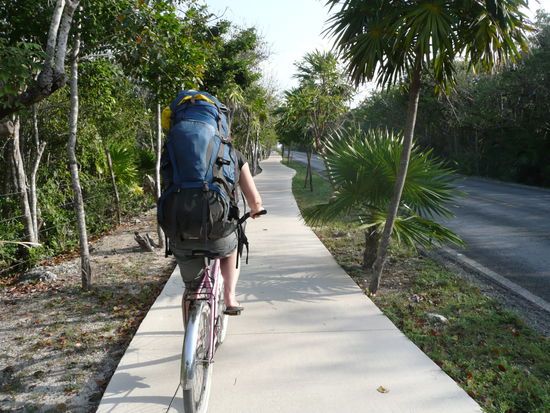 Sylvie mit Sack und Pack auf dem rosa Damenrad 